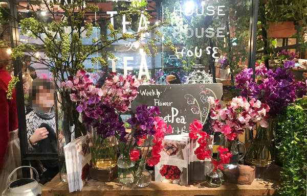 温室をコンセプトとした花と緑に囲まれた TEA HOUSE 青山フラワーマーケット 表参道