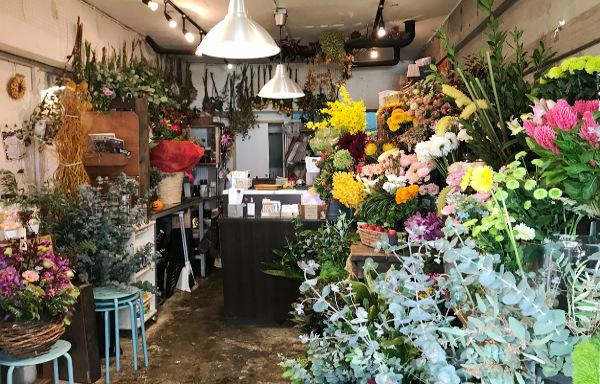 生花やドライフラワーでいっぱいの店内（2018年11月） ベオーネ 用賀
